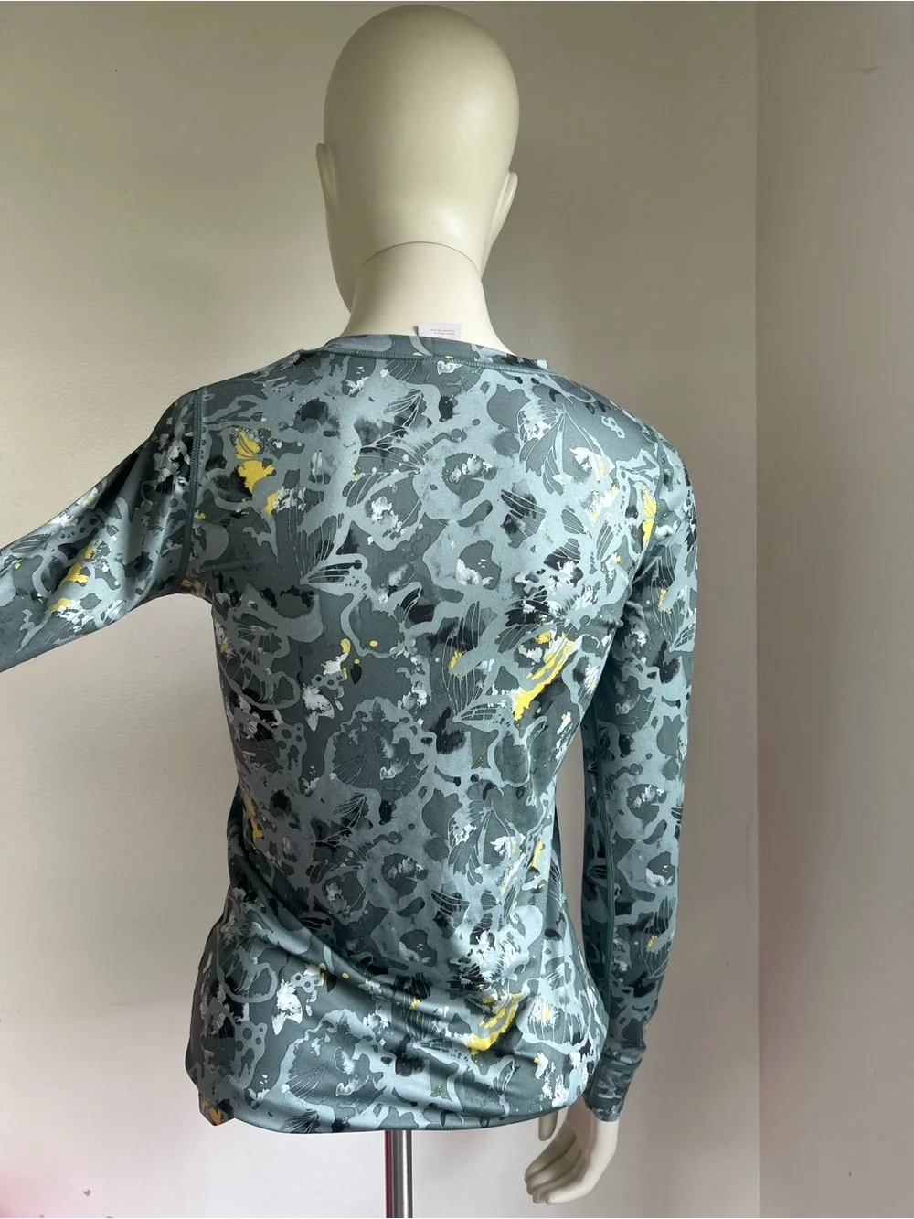 Kari traa s Long Sleeve Gray Camo Print Top with Yellow Accents new